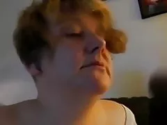 Зрілі смокче величезні природні сиськи і ластівки