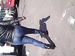 Зрілі у вузькі джинси