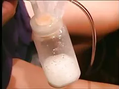 Сексуальна довговолосий латина подвійний насоси молоко з її опухлими груди