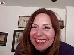 Неслухняний американська мама грає сама з собою